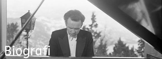 Geirr tveitt ved pianoet i bjødnabrakane. kledd opp til foto for eit konsertprogram (copyright: gyri tveitt)